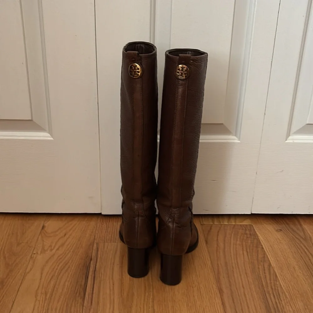 Tory Burch Brown Wyatt Stovepipe Pebbled Leather Gold Logo Tall boots Sz 6